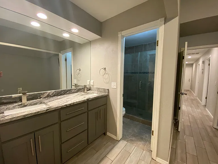 2433 Shady Tree Ln — Photo 23