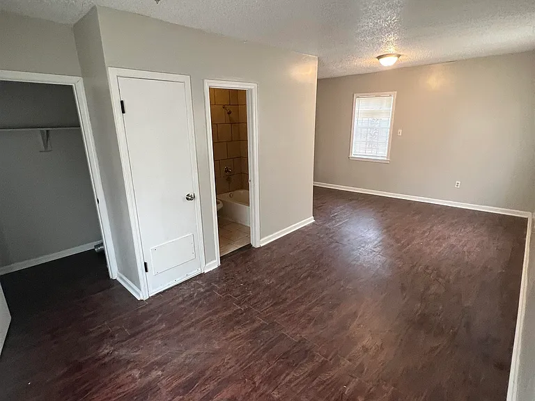 318 Red Oak St — Photo 4
