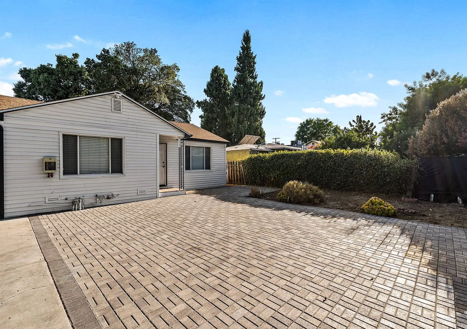 Spacious 3-Bedroom Home with Modern Comforts & Private Patio in Van Nuys — Photo 1