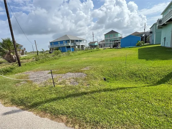 974 Pelican Ln, Crystal Beach, TX 77650