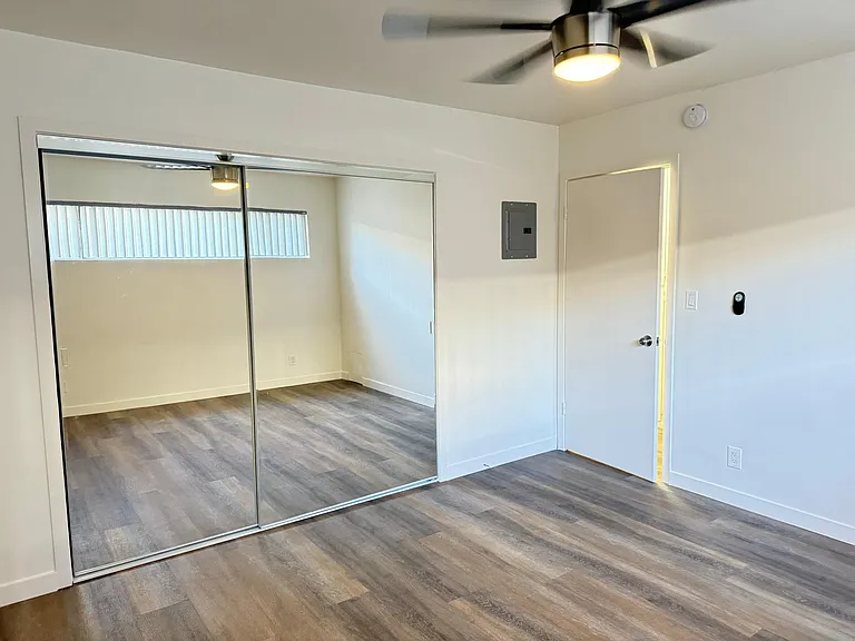 241 W Tujunga Ave #E — Photo 7