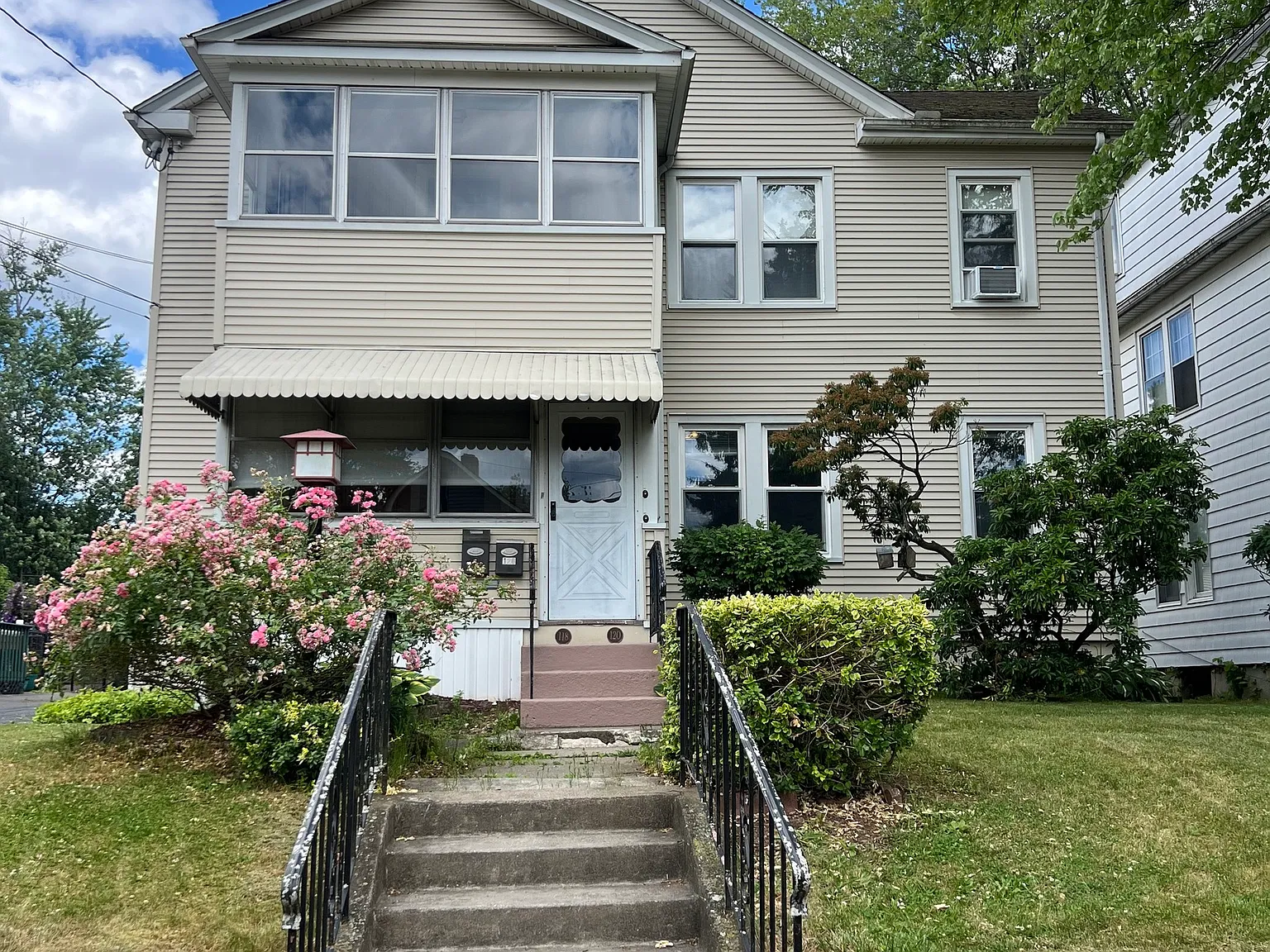 2 bed, 1.0 bath, 1048 sqft, $2,100 — Photo 1