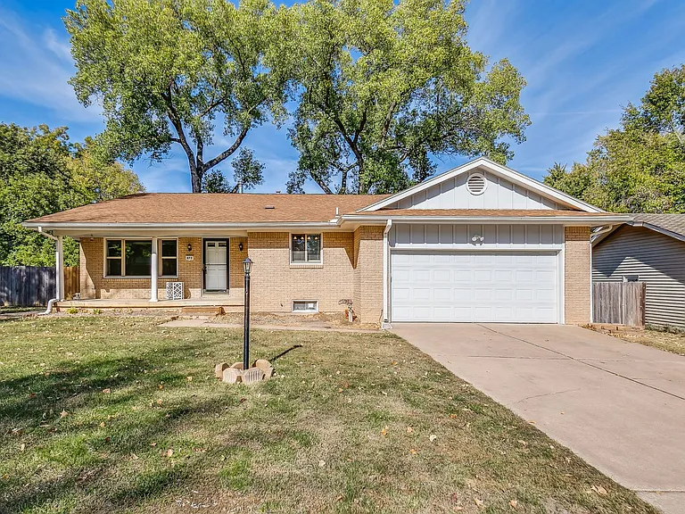 873 E Greenway Ct — Photo 1