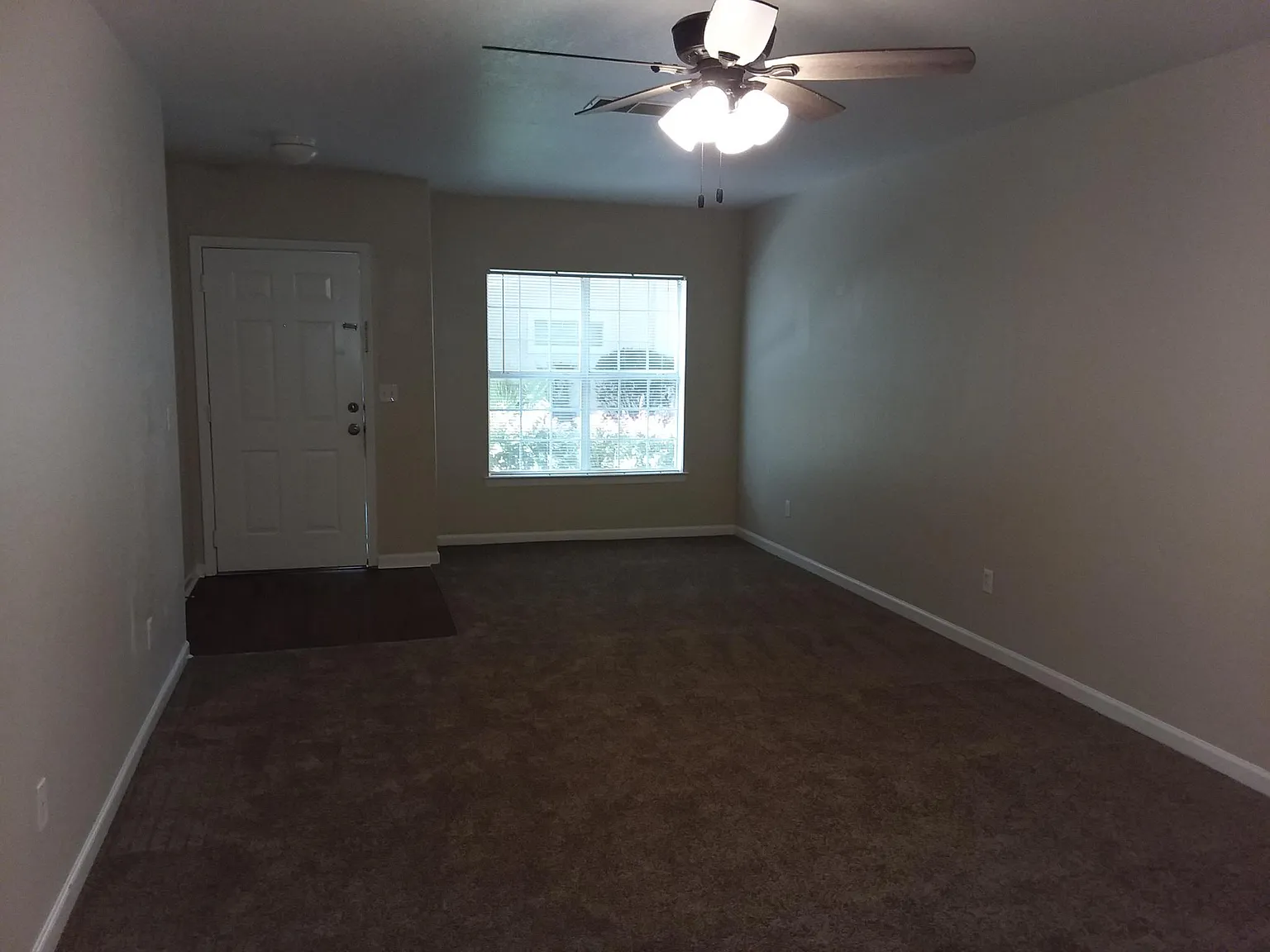 3 bed, 1227 sqft, $1,900 — Photo 2