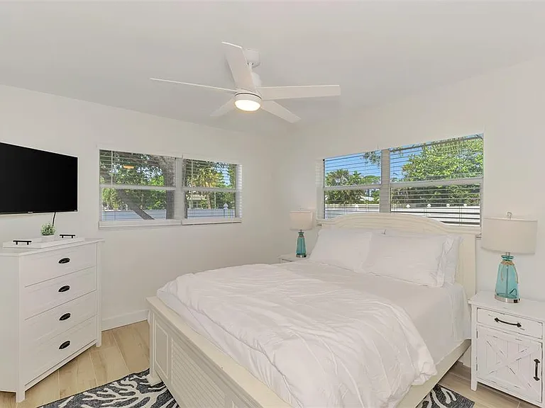 1731 Redwood St — Photo 32