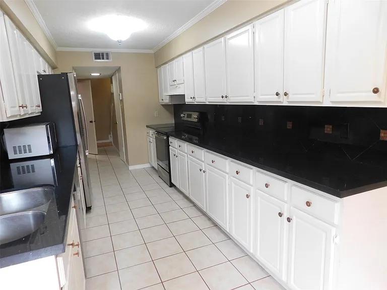 472 N Post Oak Ln — Photo 19
