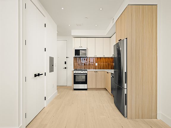 4th image of 733 Lincoln Pl #1302