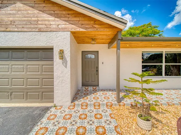 966 S Bluebird Ln, Homestead, FL 33035