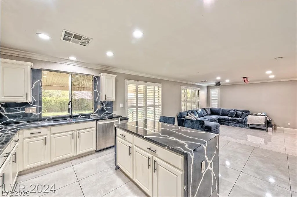 4 bed, 3.0 bath, 2678 sqft, $3,945 — Photo 3