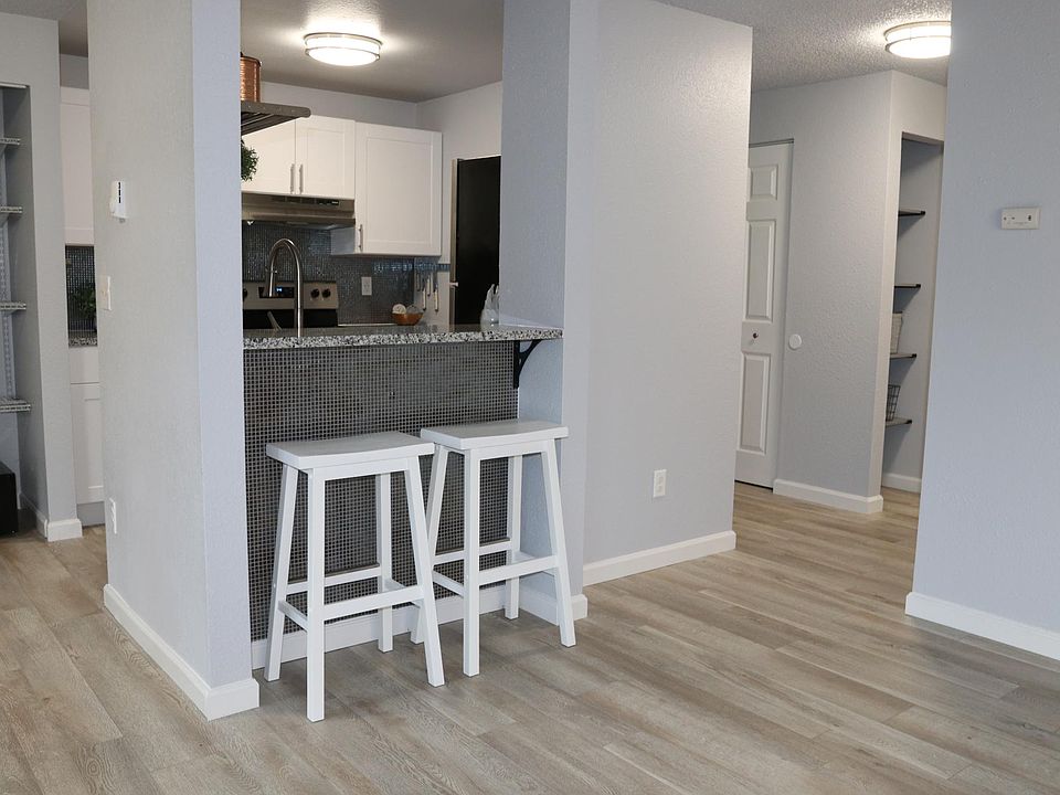 Gorgeous hardwood laminate floors with brand new kitchen and breakfast bar! Open-concept living!