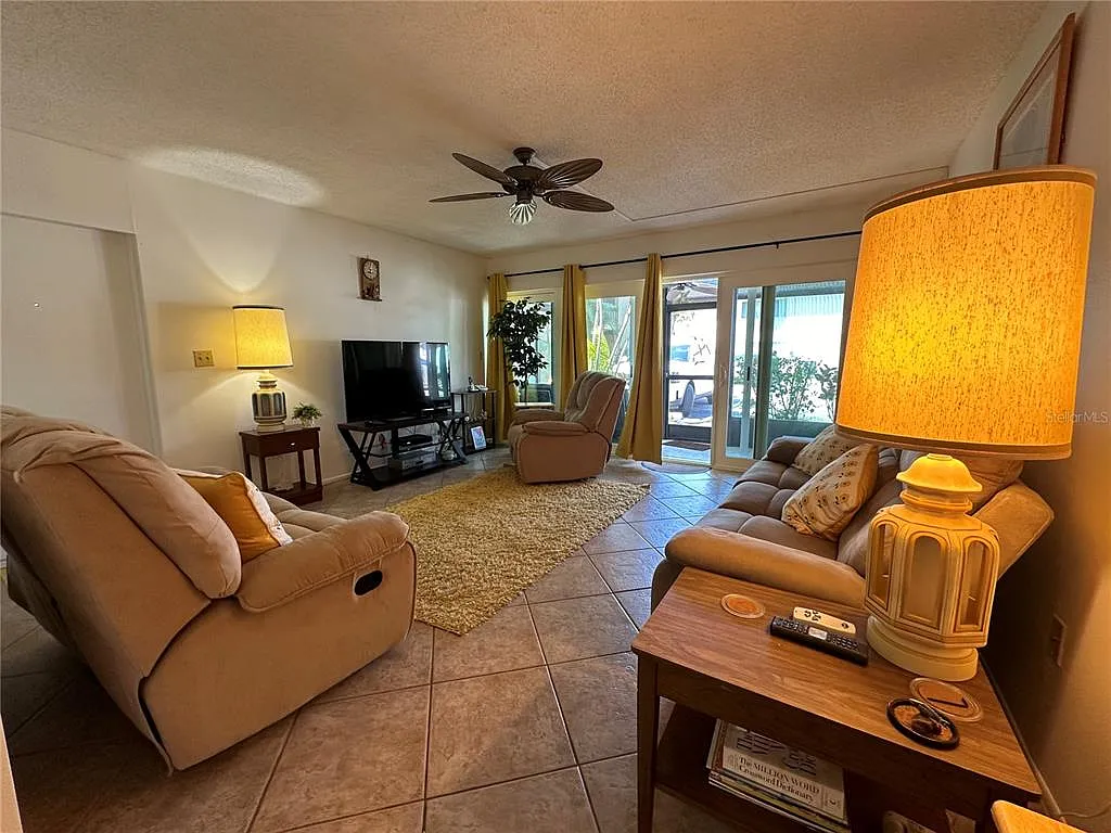 2 bed, 1.5 bath, 888 sqft, $1,595 — Photo 3