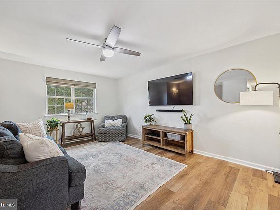 4th image of 12 Dianna Dr