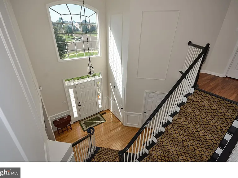 584 Leslie Ln — Photo 7