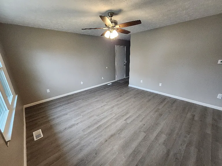 1146 Morris Ave — Photo 6