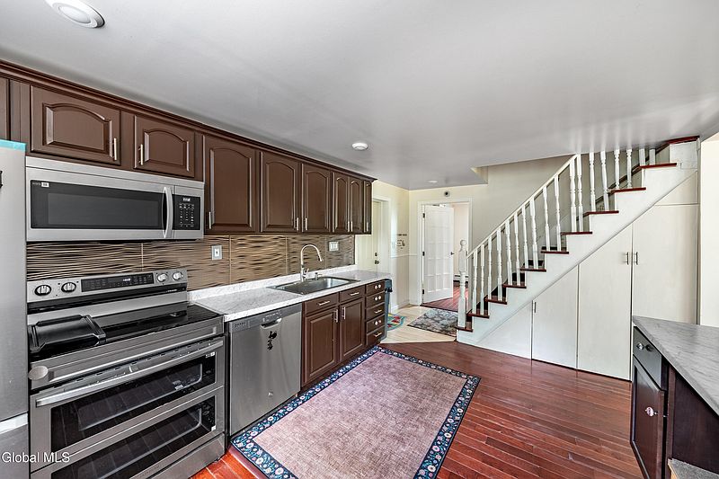 3rd image of 843 New York 43