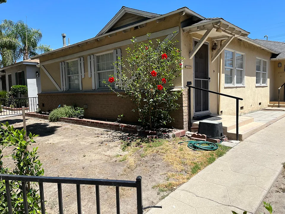 1242 N Hollywood Way