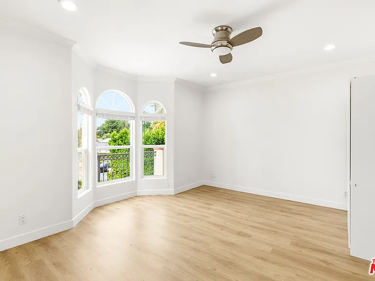 23114 Mariano St — Photo 32