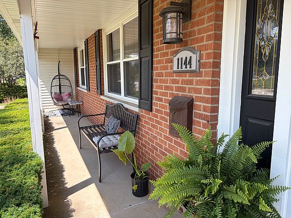 3rd image of 1144 E Anderson Dr