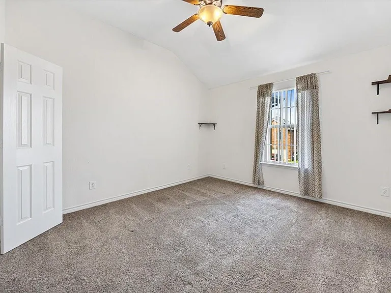 7704 Labrador Dr — Photo 8