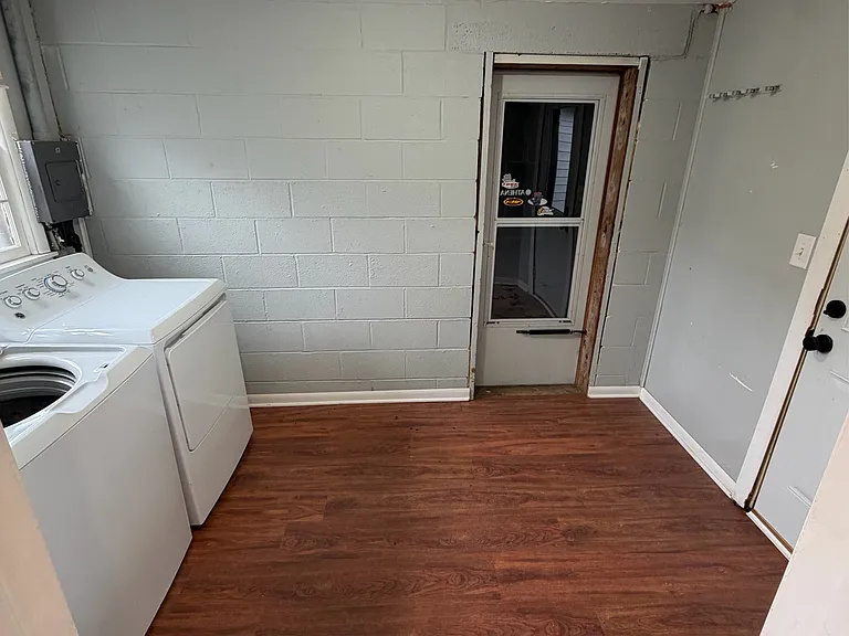 1049 N Main St — Photo 13