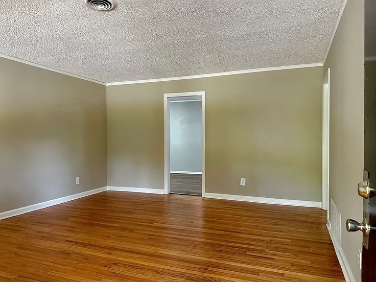1017 Rosedale Dr — Photo 5