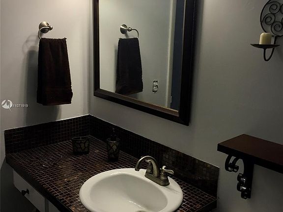 5th image of 1140 NE 191st St #32
