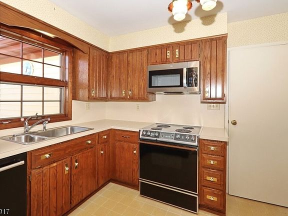 3rd image of 130 Warrenville Rd