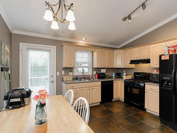 5th image of 2735 Arrowhead Dr