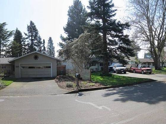 1st image of 166 NE Lincoln Ct
