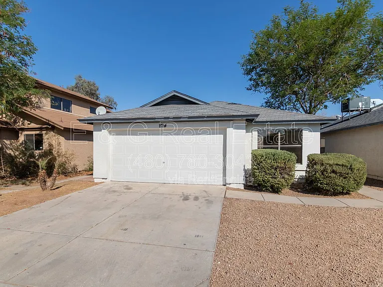 8714 W Amelia Ave — Photo 2