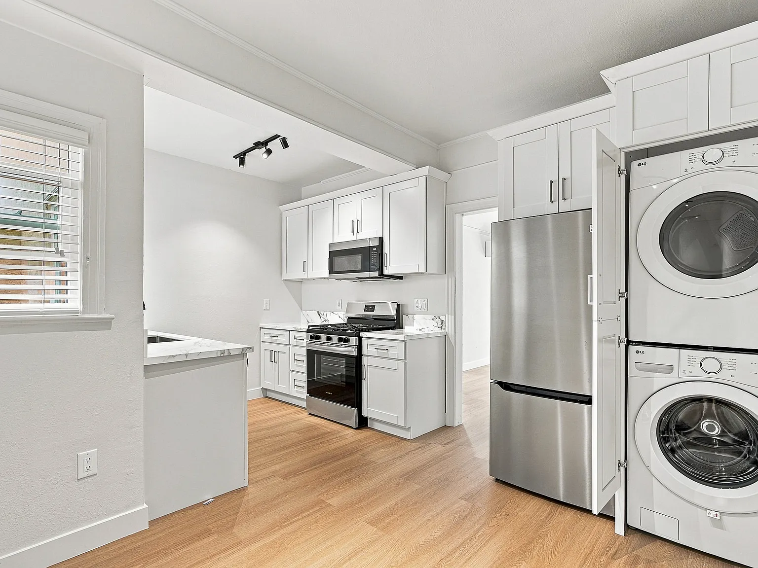 2 bed, 900 sqft, $2,562 — Photo 1