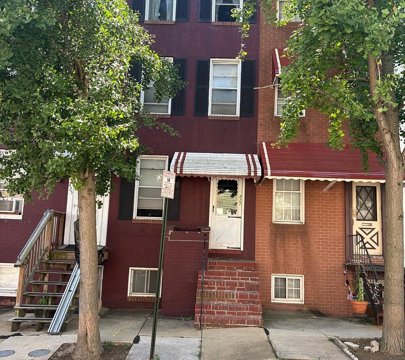 1st image of 427 W 23rd St