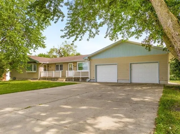 4318 Cherrywood Dr, Cedar Falls, IA 50613