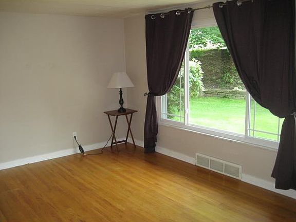 3rd image of 1002 Margaret St