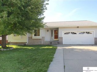 6821 Hill Crest Ln, La Vista, NE 68128