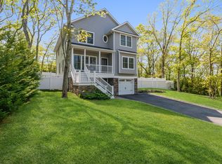 5 Blenheim Ln, Centerport, NY 11721