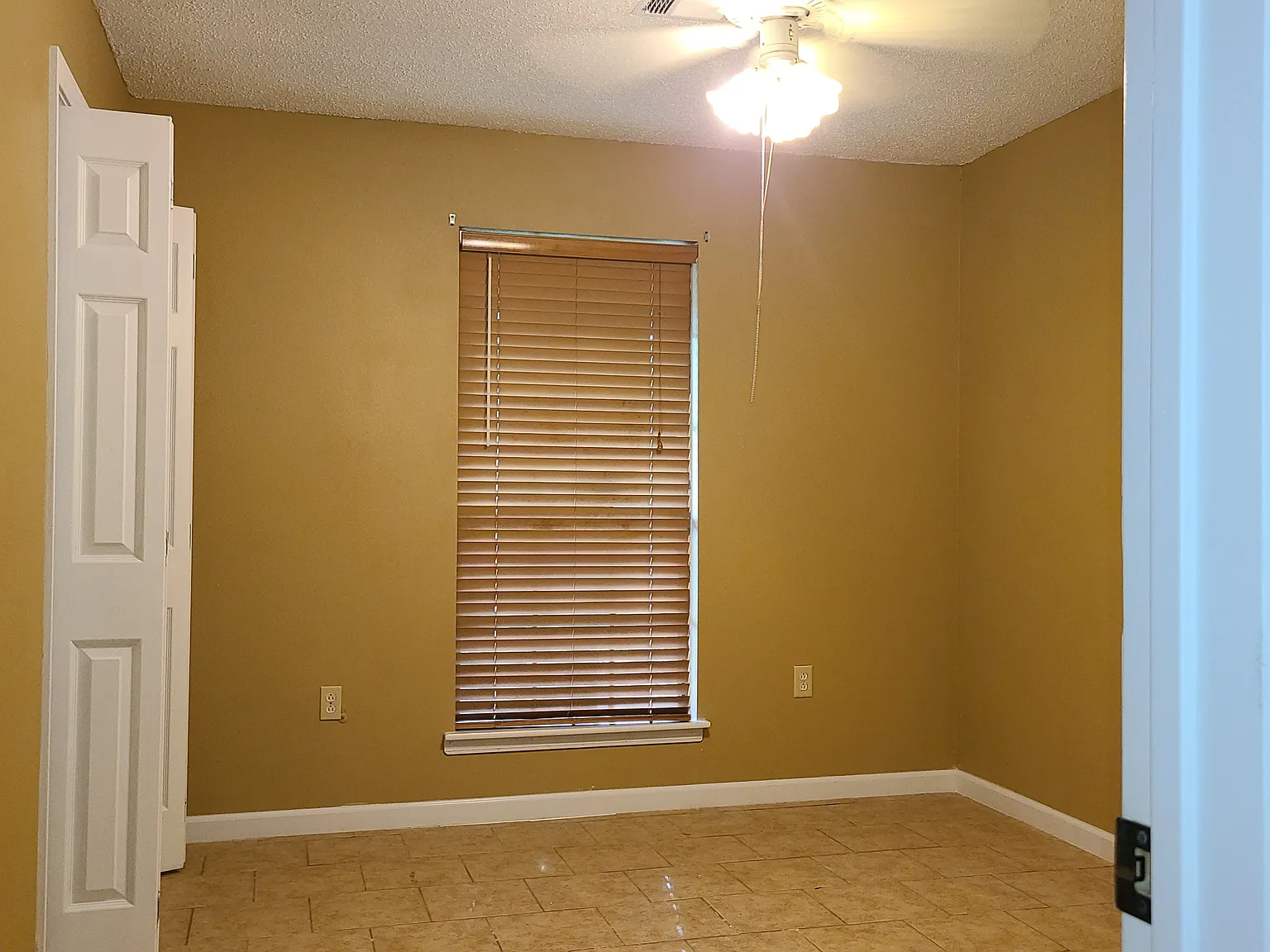 5 bed, 2500 sqft, $2,150 — Photo 3