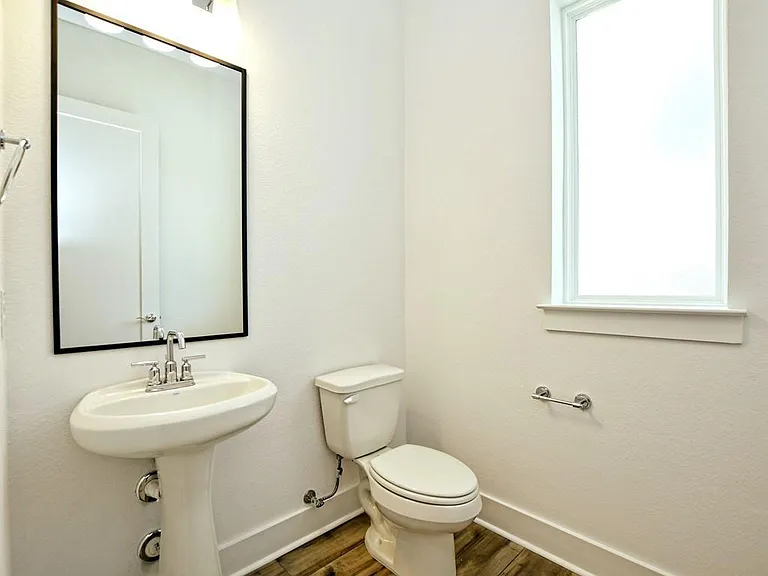 402 Zennia St — Photo 25