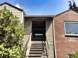 9730 Woodlawn Ave N, Seattle, WA 98103