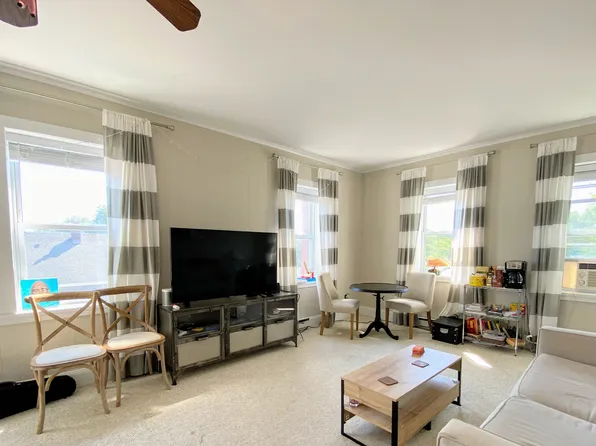 https://photos.zillowstatic.com/fp/40e56e4fc52525ca0e249847487a74b9-p_e.webp