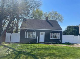 8 Crabtree Ln, Levittown, NY 11756