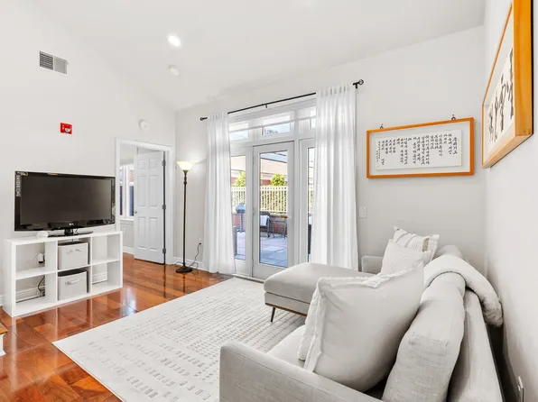 7400 River Road image 2 of 34