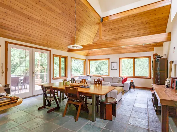 5695 Rose Loop NE, Bainbridge Island, WA 98110