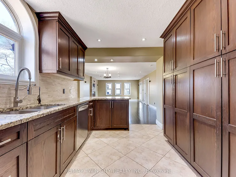 561 Queen St S #UPPER — Photo 10
