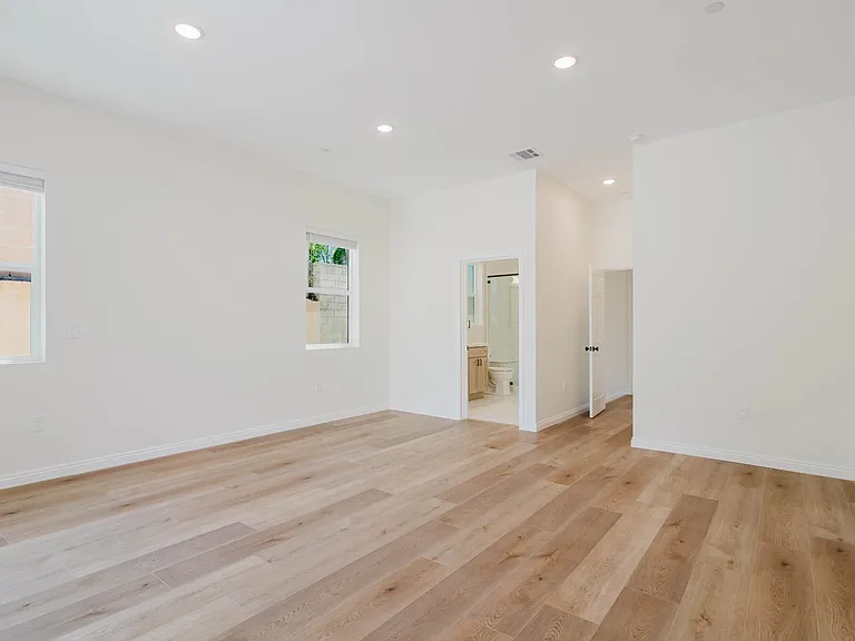 1079 E Elmwood Ave — Photo 31