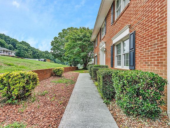 4th image of 4040 Poplar Grove Dr