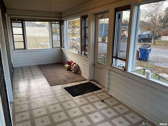 2nd image of 608 E Lindell St