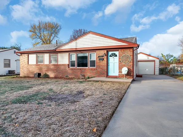 1021 N El Paso Dr, Derby, KS 67037