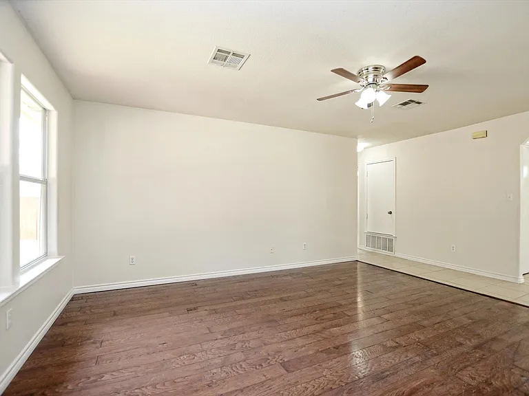 20601 Camel Back St — Photo 8