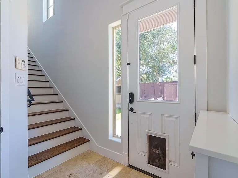 225 Knox St — Photo 7